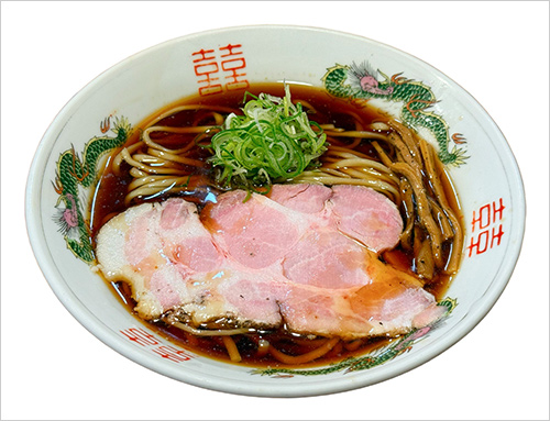 中華そば(1杯) 1,200円  秋田産小麦「銀河のちから」を使用した自家製麺は、しなやかなコシと小麦の香りが広がり、特製スープとの相性も抜群です。鴨や煮干しをはじめ、厳選した食材から丁寧に引き出したスープは、最後の一口まで心地よくお召し上がりいただけます。無添加にこだわり、自然な味わいを大切にした「中華そば」は、世代を超えて愛されるシンプルかつ奥深い一杯です。