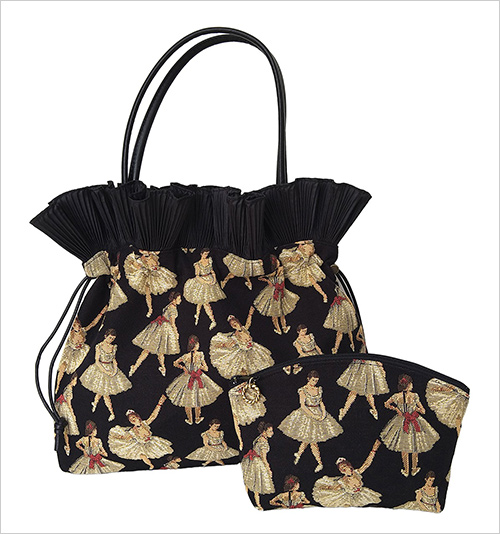 左：フリル手さげ(約W30×H20×D5cm) 16,500円 右：BBポーチ大(約W19×H12×D4cm) 3,850円  バッグ上部にプリーツ生地のフリルをあしらった大人可愛いバッグで、コーディネートのアクセントにおすすめです。 ラウンド型のポーチはご自分用だけでなくギフトにもおすすめです。