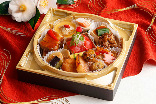 なだ万厨房30周年！特選プレート(1折) 3,000円  30周年を記念して、伝統の品「豚の角煮」「スープ茶碗蒸し 湯葉あんかけ」「トマトサラダ」「海老かつ」「里芋と茄子の鶏そぼろあんかけ」がセットになったオードブルをご用意しました。 ※画像はイメージです。