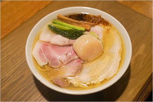 北海道塩中華蕎麦(1杯) 1,900円  豚、鶏、煮干し等を使った旨みの強いスープに、北海道の白醤油をベースにした塩ダレを合わせました。 豚モモ、豚バラ、豚肩ロースの赤身と脂身の4種類のチャーシューを使い、それぞれ温度まで徹底的にこだわって仕上げ、ラーメンに合わせています。