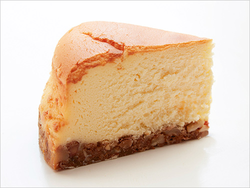 ベイクドチーズケーキ(1個) 650円  土台にはオリジナルのグラハムクラッカーを砕いて胡桃とメープルシロップを合わせて敷き込んでいます。チーズケーキ本体はふわっと軽い食感、優しい甘さと酸味とのバランスの良さが特徴です。
