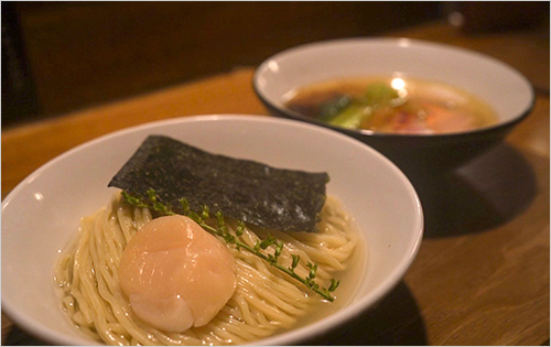 北海道帆立昆布水“塩”つけそば(1杯) 1,900円  豚、鶏、煮干しなどを使った旨みの強いスープに、北海道の白醤油をベースにした塩ダレを合わせ、昆布水には帆立と昆布の出汁をたっぷり入れることで麺だけでもおいしくお召し上がりいただけるように作りました。豚モモ、豚バラ、豚肩ロースの赤みと脂身の4種類を使ったチャーシューにも注目です。