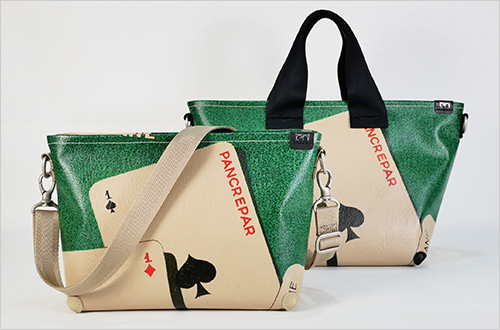 プリント(ポリエステル) 左：ショルダー(HEIDI)(W30×H18×D9cm) 18,700円 右：トート(LINDSAY)(W31×H21×D13cm) 23,100円  新作のUVプリントを施したアイテムは、絵画をモチーフにしたシックな雰囲気なものから、ポスターモチーフなどカジュアルな印象のものまで、一点物でご用意しております。
